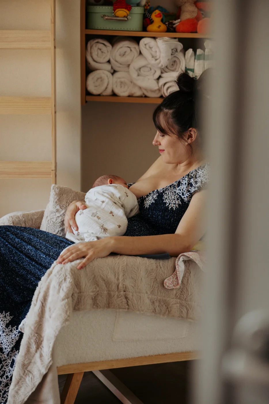 Maman allaitant son nouveau-né dans un fauteuil, Bulle de Naît'Sens