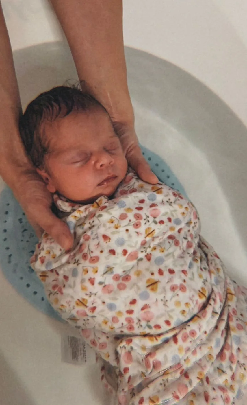 Bain sensoriel bébé enveloppé à Ath, rituel apaisant Bulle de Naît'Sens