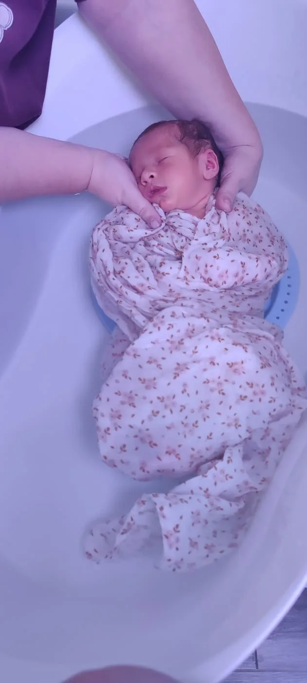 Bébé enveloppé dans un bain sensoriel apaisant en Hainaut